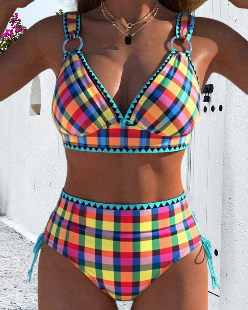 Dva kosa kopalke, sproščen bikini s karirastim vzorcem