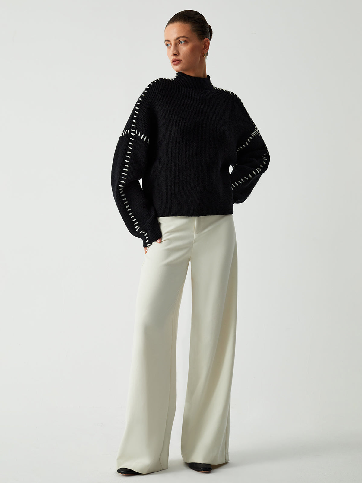 Alma | Pulover oversize s turtleneckom in pikčastimi detajli