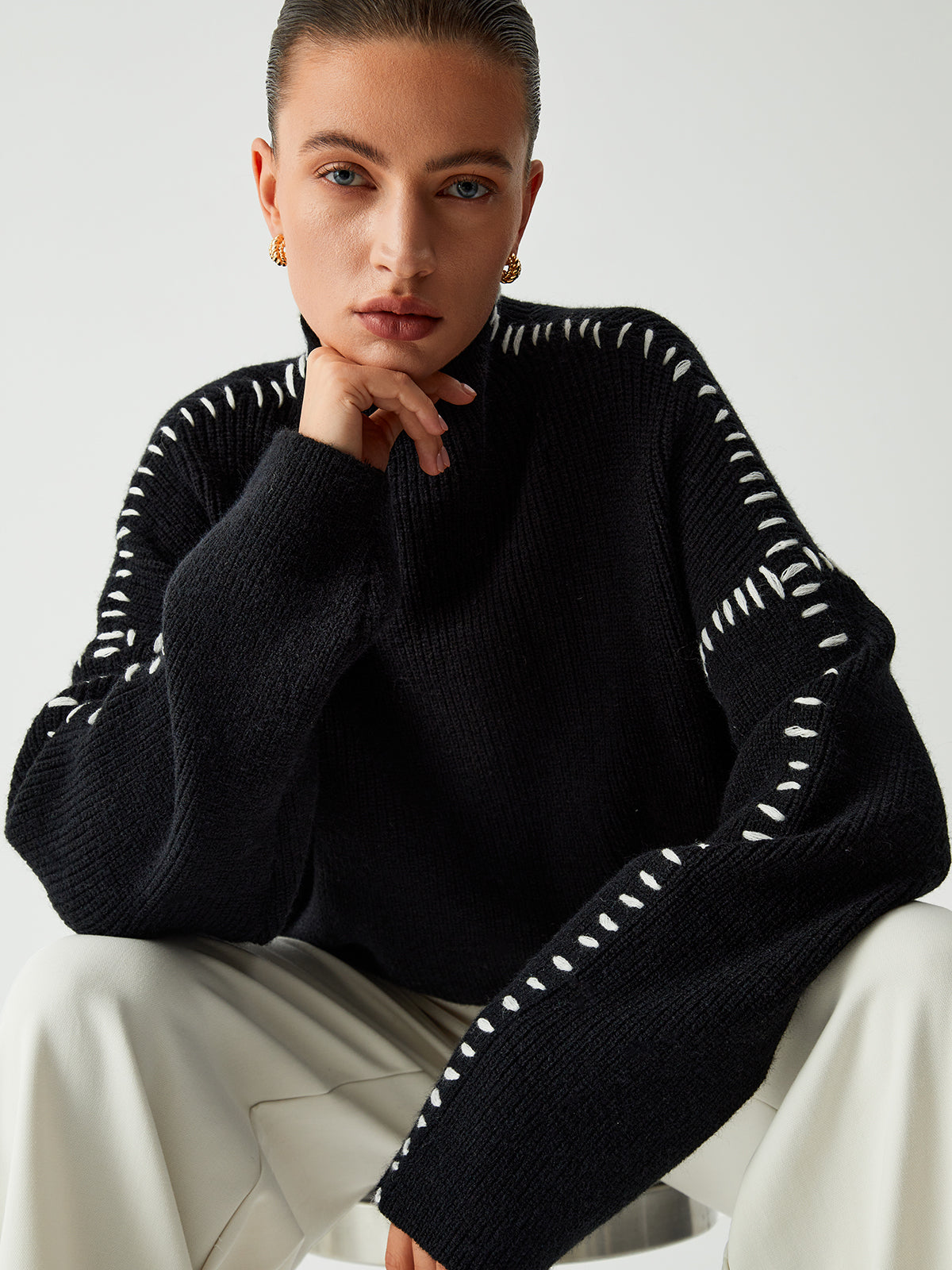 Alma | Pulover oversize s turtleneckom in pikčastimi detajli