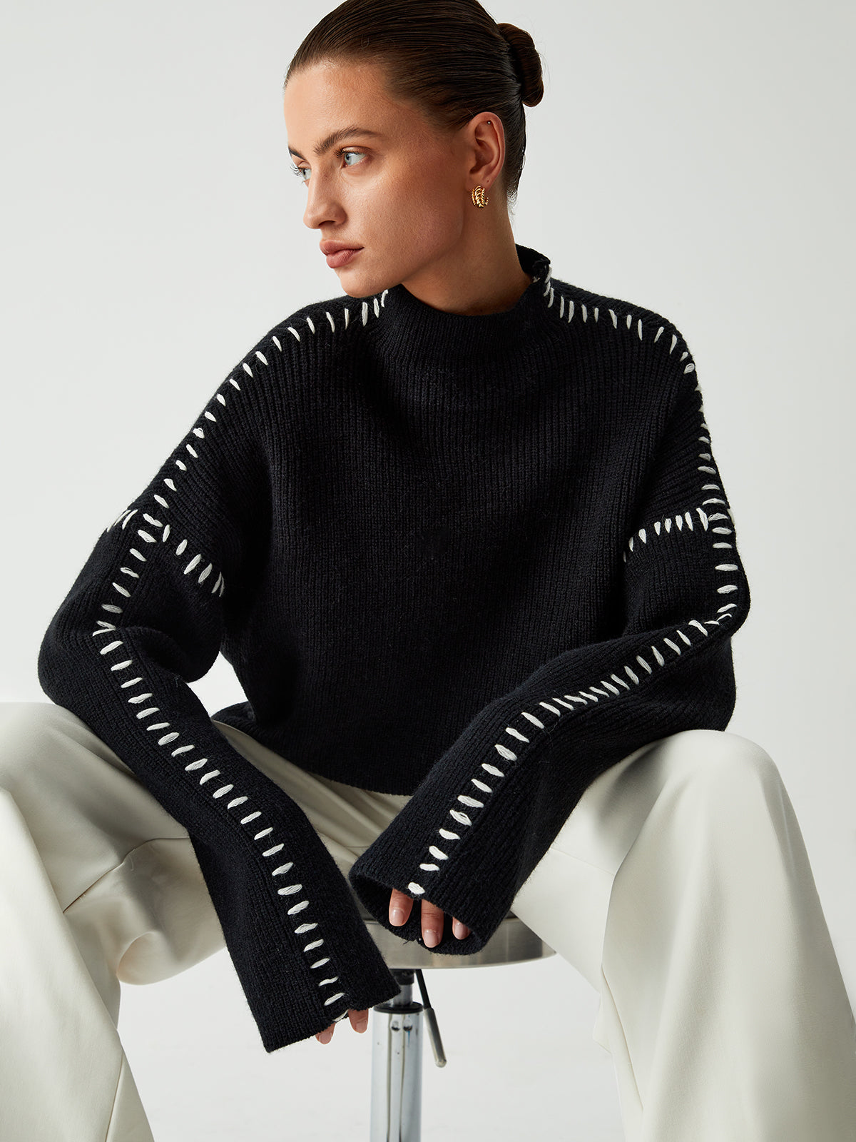 Alma | Pulover oversize s turtleneckom in pikčastimi detajli