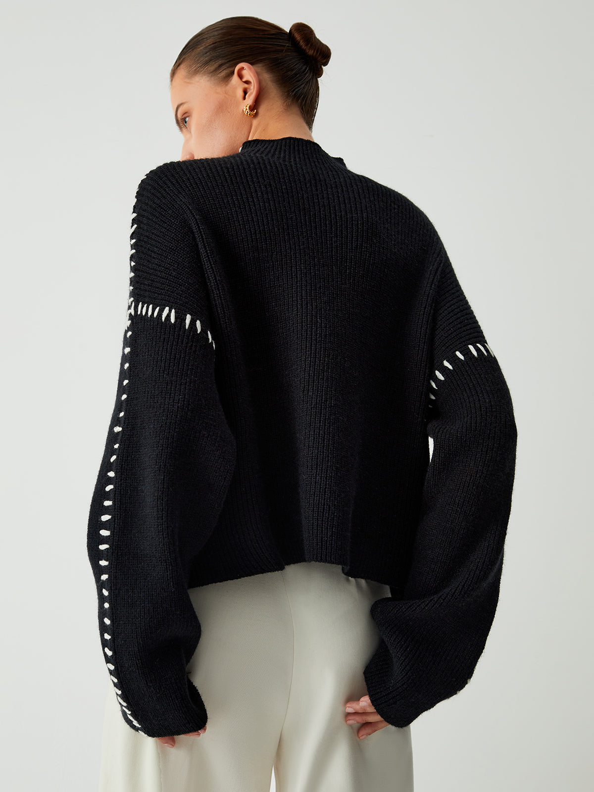 Alma | Pulover oversize s turtleneckom in pikčastimi detajli