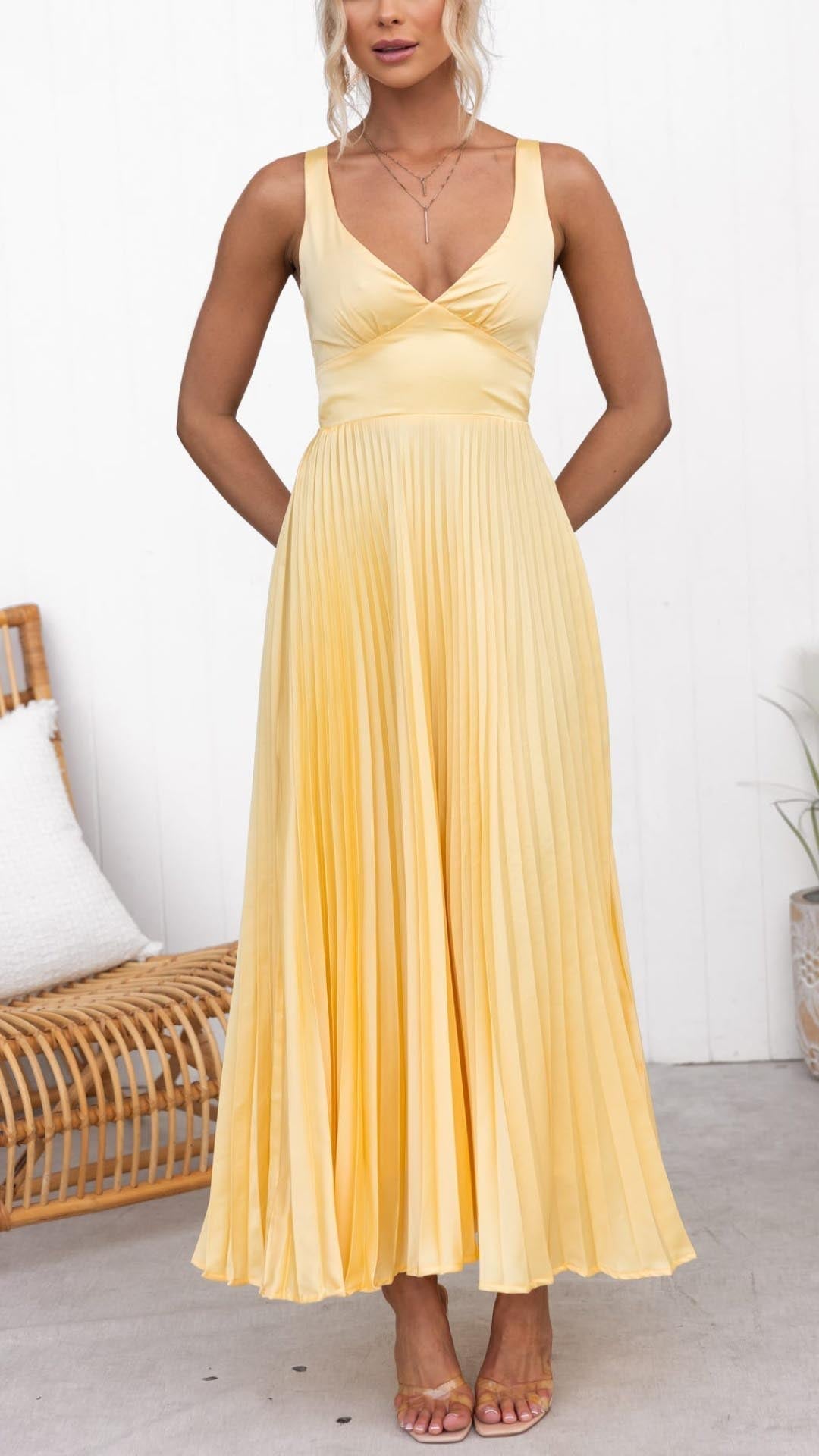Aby - Robe maxi plissée jaune avec décolleté en V
