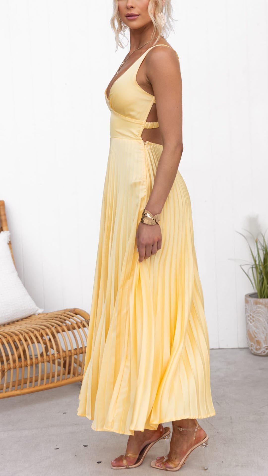 Aby - Robe maxi plissée jaune avec décolleté en V