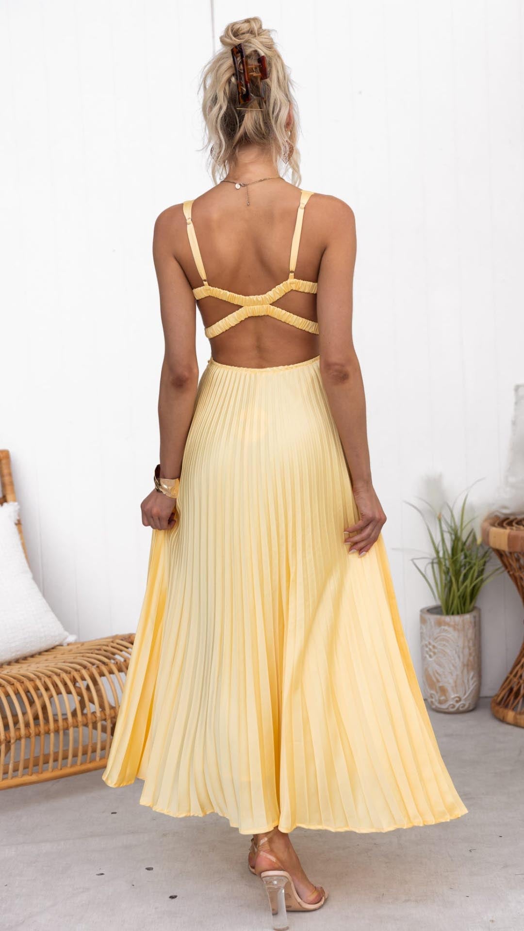 Aby - Robe maxi plissée jaune avec décolleté en V